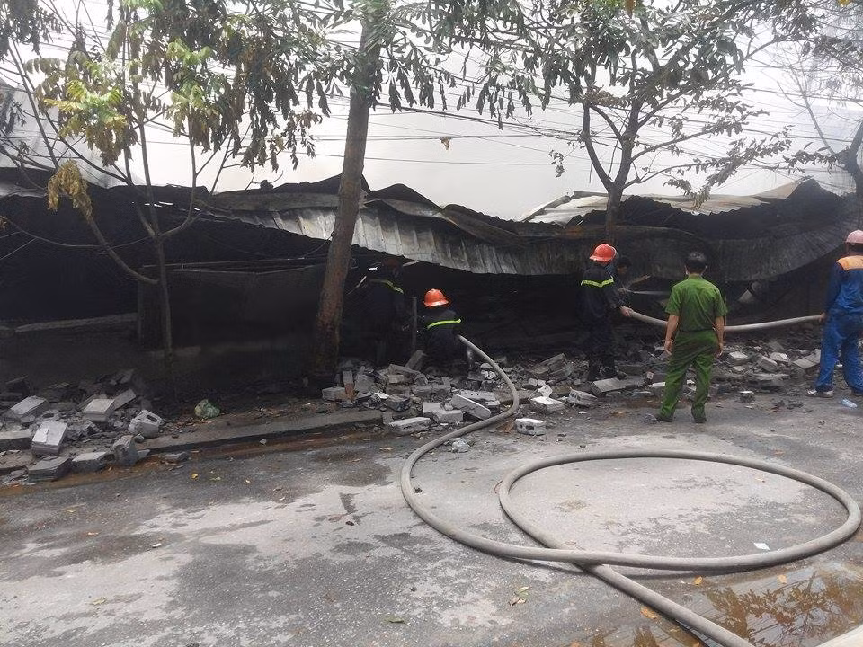 Hiện vẫn chưa rõ thiệt hại tài sản do vụ cháy gây ra.