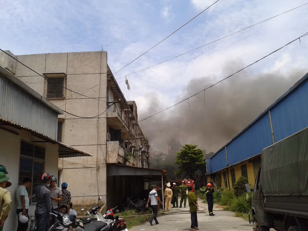 Đám cháy bùng lên và lan nhanh dữ dội.