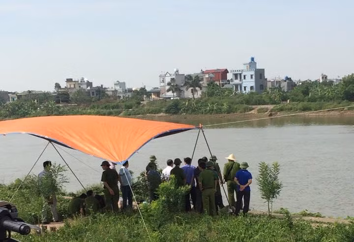 Bat hung thu vu xac nguoi trong bao tai tren song Tra Ly