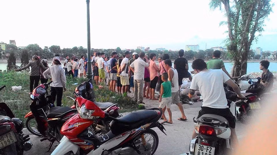 Phat hien xac chet thanh nien o ho Linh Dam