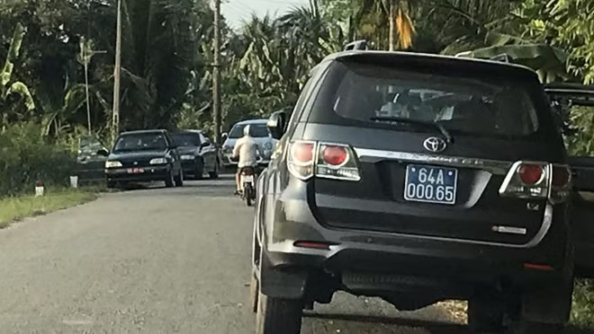 Xe biển số xanh chở người dự đám cưới ở Vĩnh Long ngày 2/2. Ảnh: Nhật Tân.