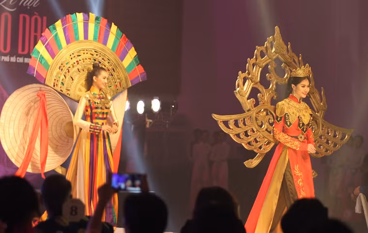 Năm 2018, lễ hội Áo dài TP HCM sẽ kỷ niệm 5 năm tổ chức. Lễ hội sẽ diễn ra từ ngày 3/3/2018 với nhiều chương trình hứa hẹn sẽ rất đa dạng, phong phú.