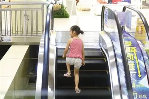 Be 7 tuoi 2 nam dau don vi nhet but mau vao am dao