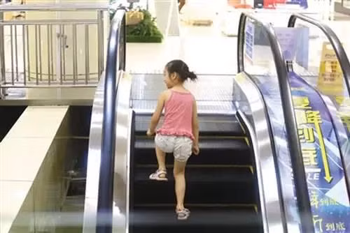 Be 7 tuoi 2 nam dau don vi nhet but mau vao am dao