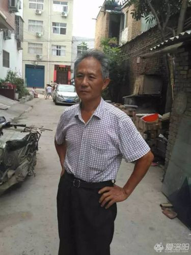 Được biết, chỉ và tháng trước đây "cậu thanh niên" 71 tuổi này cũng đã từng trông bình thường như bao "cậu thanh niên" khác. Nhưng chỉ cần thay đổi cách ăn mặc, "cậu" đã trở nên nổi tiếng và được mệnh danh là "Soái ca chăn vịt" đệ nhất Trung Hoa.