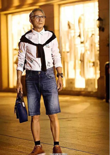 Khuôn mặt trẻ trung, ngầu và phong cách ăn mặc cực chất. Nhiều người gọi ông là phiên bản già của Tôn Hồng Lôi, một diễn viên nổi tiếng chuyên đóng những vai lạnh lùng như sát thủ, điệp viên...