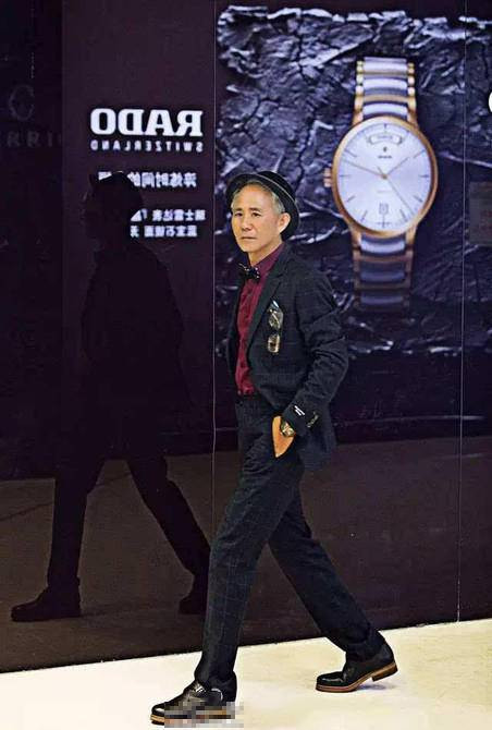 Không cam chịu với duy nhất một phong cách, ông Vương thường xuyên làm mới bản thân với nhiều style mới lạ.