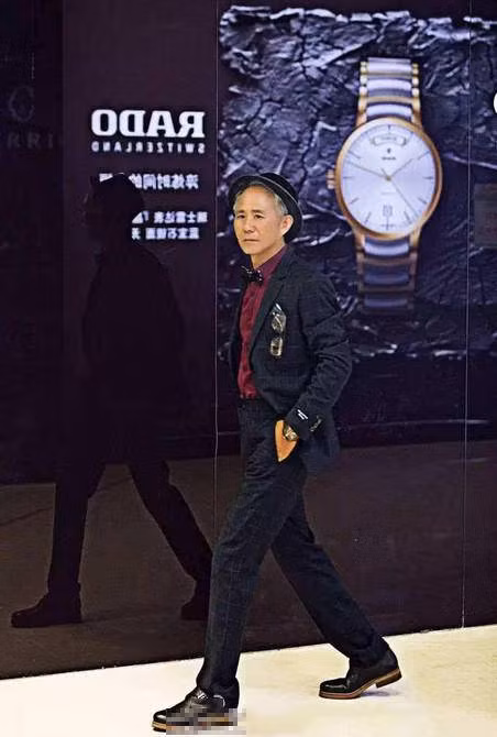 Không cam chịu với duy nhất một phong cách, ông Vương thường xuyên làm mới bản thân với nhiều style mới lạ.