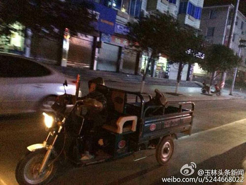 Một em bé chỉ mới độ tuổi tiểu học ở Trung Quốc đã một mình lái xe 3 bánh chở người cha say rượu đi băng băng trên đường. Ngay sau khi được đăng tải trên các phương tiện truyền thông, hình ảnh em bé nhanh chóng trở thành tâm điểm bàn luận trên các diễn đàn xã hội của nước này.