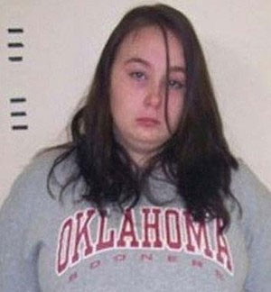 Misty VanHorn, một bà mẹ 22 tuổi đã có 2 con ở Sallisaw, Oklahoma, đã bị bắt giữ hôm 9/3 với tội danh buôn bán trẻ em trên Facebook. VanHorn đã rao bán 2 đứa con, một bé 10 tháng tuổi và một bé 2 tuổi với giá 4.000 đô la Australia