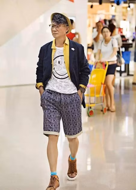 Cảm giác tiếc nuối thời thanh xuân là lý do chính khiến ông Vương thay đổi mình. Soái ca 71 tuổi này cho biết, tuổi tác không quan trọng, chỉ cần tâm hồn mình vẫn còn trẻ trung thì làm gì cũng không phải là muộn.