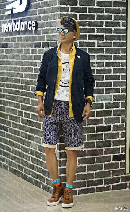 Vương Chu Tùng tuy đã già nhưng mắt thẩm mỹ của ông không hề già tí nào. Mái tóc xoăn bạc màu kết hợp với mũ phớt cói và kính râm khiến ông Vương dường như trẻ ra vài chục tuổi.