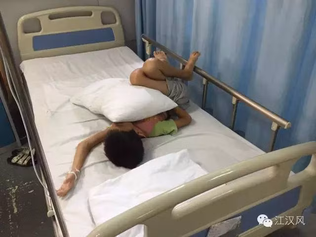 Từ khi lên 12 tuổi, cơn đau của Nhạc Đông Thành mỗi lần phát tác thường kéo dài khoảng nửa tháng. Cậu bé không thể ăn, hay bị nôn mửa,... Thuốc cũng không có tác dụng. Cuộc tròn người trên giường để cơ thể xoắn thành một quả bóng là phương pháp duy nhất khiến cậu bé bớt đau hơn một chút.