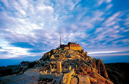 Thái sơn có tên gọi là Đại Sơn hay Đại Tông đến thời Xuân Thu mới bắt đầu gọi là Thái Sơn. Trên đỉnh còn có rất nhiều đình đài miếu mạo và các công trình kiến trúc độc đáo khác. Trên toàn bộ đỉnh núi có 20 quần thể kiến trúc, hơn 2000 di tích lịch sử văn hóa và bút tích của các văn nhân.