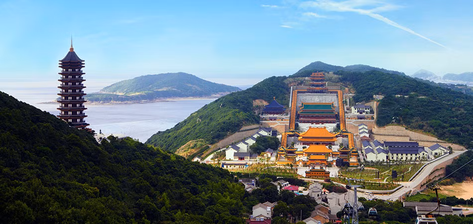 Phổ Đà Sơn Phổ Đà Sơn nằm trong biển Đông Nam, huyện Định Hải, tỉnh Chiết Giang, Trung Quốc. Tại đây có quần thể đình chùa miếu mạo vô cùng nổi tiếng. Nhiều Phật tử cũng đến đây lễ bái, tu luyện hàng năm.