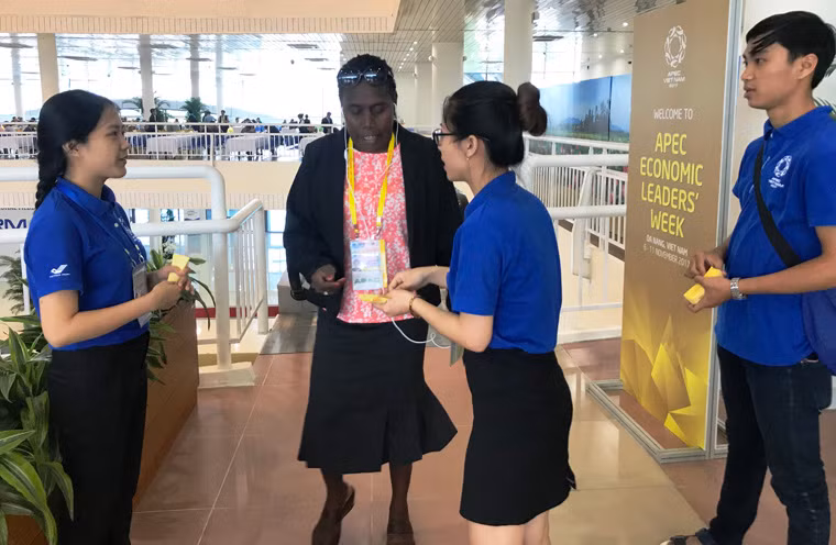 Một nữ nhà báo nước ngoài tỏ ra khá hài lòng khi được phục vụ chu đáo tác nghiệp tại sự kiện Tuần lễ cấp cao APEC 2017 ở Đà Nẵng.