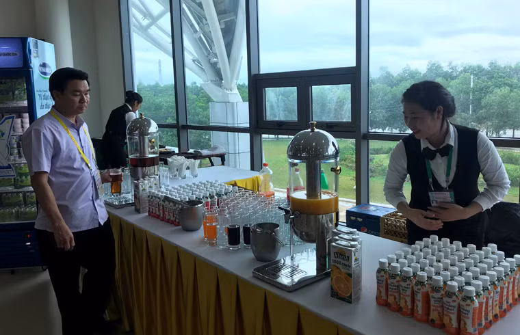 Nước uống được phục vụ miễn phí suốt trong những ngày diễn ra Tuần lễ cấp cao tại TTBC APEC 2017.