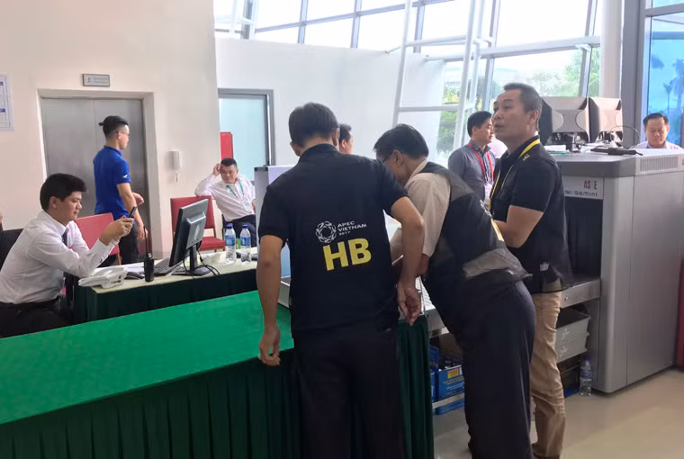 Ngay sau khi chính thức khai mạc Tuần lễ cấp cao APEC 2017, hàng nghìn PV trong nước và quốc tế đã đến TTBC để tác nghiệp. Các nhà báo vào Trung tâm đều được kiểm tra an ninh kỹ lưỡng.