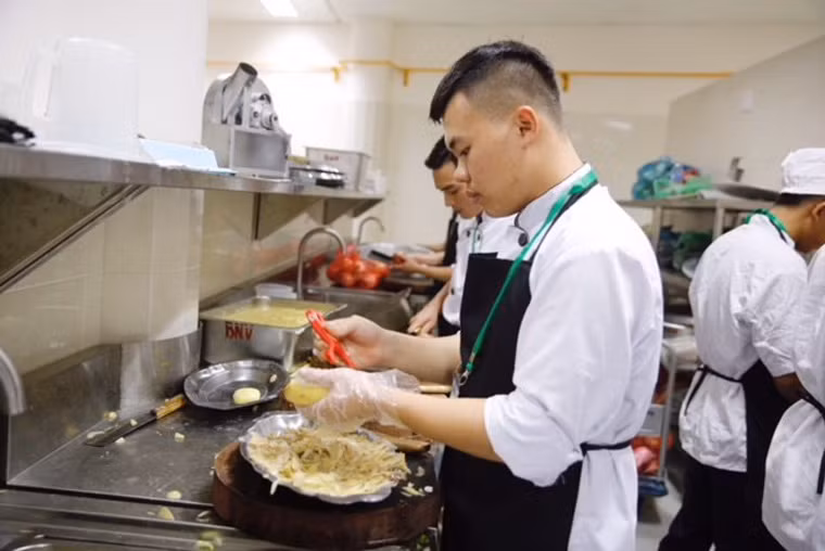 Bếp ăn tại TTBC do các đầu bếp, nhân viên phục vụ được tuyển chọn.