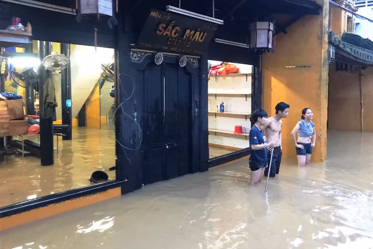 "Tuy nhiên, dù khó khăn như vậy nhưng lịch trình, các chương trình lớn vẫn không thay đổi. Toàn tỉnh đang tập trung dọn dẹp để APEC diễn ra tốt đẹp", Chủ tịch tỉnh Quảng Nam báo cáo với Thủ tướng.