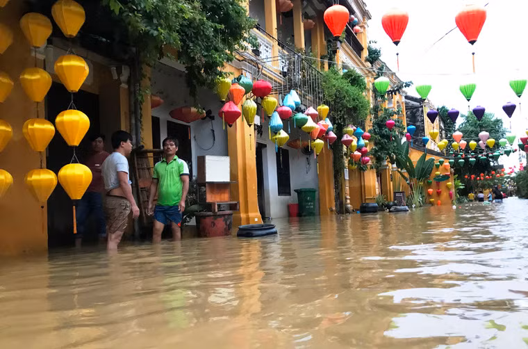 Báo cáo với Thủ tướng Nguyễn Xuân Phúc trong buổi chiều Thủ tướng đến Hội An trực tiếp kiểm tra công tác khắc phục hậu quả lũ lụt, thị sát các địa điểm chuẩn bị cho các hoạt động APEC, ông Đinh Văn Thu, chủ tịch UBND tỉnh Quảng Nam cho biết nhiều người vẫn còn mất tích trong lũ và chưa được tìm thấy. Trên 500 cán bộ chiến sĩ đã được huy động để khẩn trương tìm kiếm, đào bới các khu vực đổ nát.