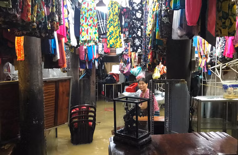 Một cửa hàng kinh doanh tại phố cổ Hội An bị nước ngập lênh láng.