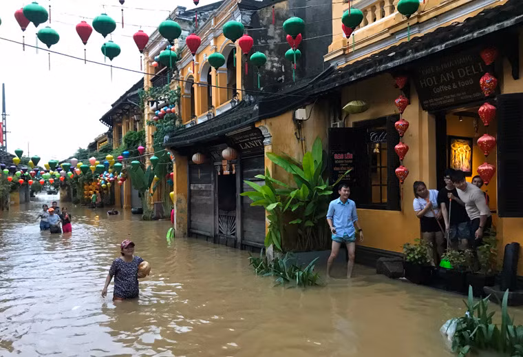 Chủ tịch UBND tỉnh Quảng Nam báo cáo với Thủ tướng về việc Hội An là địa điểm diễn ra APEC nên việc lũ lớn đã khiến công tác chuẩn bị gặp khó khăn.