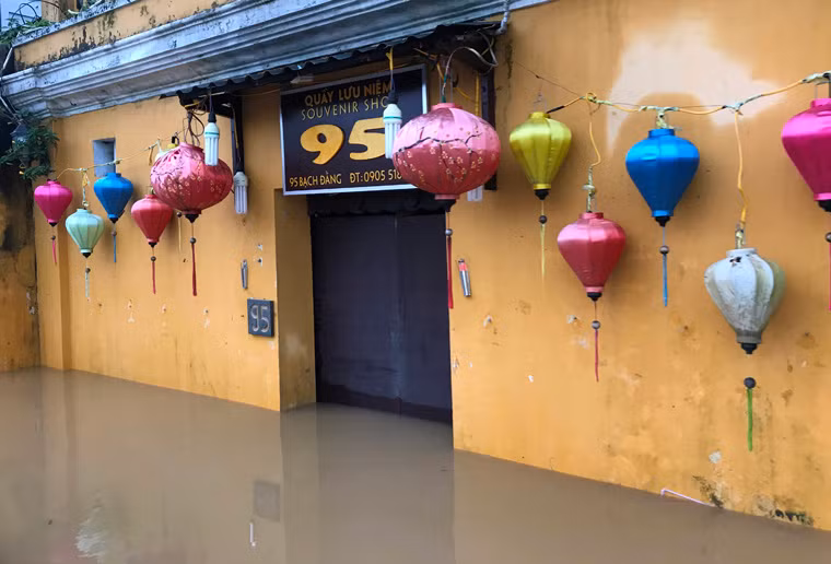 Trận lũ lớn ở tỉnh Quảng Nam khiến biển xâm thực rất sâu vào khu vực bờ kè Cửa Đại, ảnh hưởng nghiêm trọng về hoạt động du lịch.