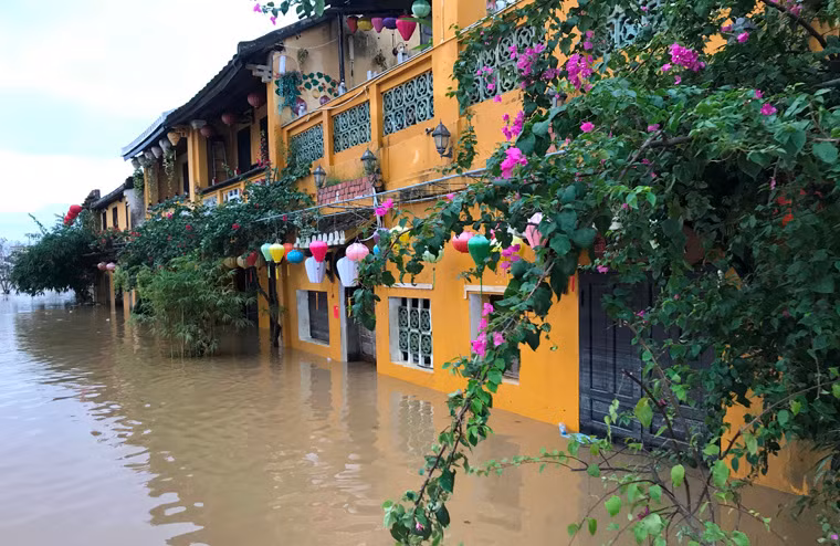 Nhiều tuyến đường trên phố cổ ngập trong nước, không thể phân biệt đâu là sông Hoài, đâu là đường giao thông bộ.