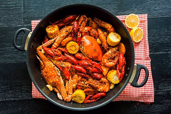 Ngoài cách bài trí ấn tượng, thoải mái cho thực khách, điểm cực thu hút của quán chính là món tôm hùm đất. Một xuất combo các món nghêu, tôm, ghẹ... có giá từ 700.000 - 900.000 đồng.