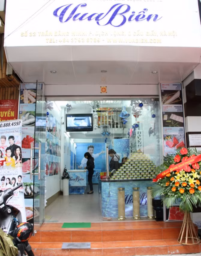 Ban đầu, ca sĩ Đàm Vĩnh Hưng tạo lập 3 cửa hàng ở 3 thành phố lớn là Hà Nội, Đà Nẵng, TP HCM. Sau hơn một năm kinh doanh, nam ca sĩ đã có hơn 20 đại lý phân phối sản phẩm trên khắp cả nước.