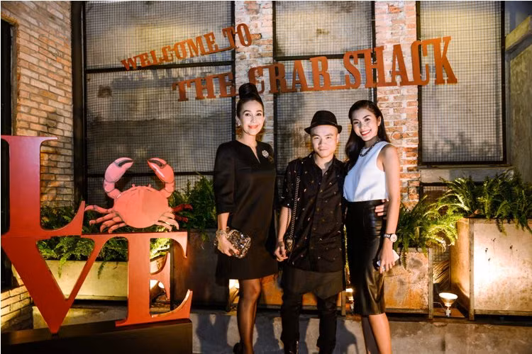 Nhờ danh tiếng của nữ chủ nhân Tăng Thanh Hà mà quán hải sản The Crab Shack tại quận 3 TP HCM vô cùng hút khách. Khách hàng nếu muốn chắc chắc có bàn thường phải đặt chỗ trước khoảng một ngày.