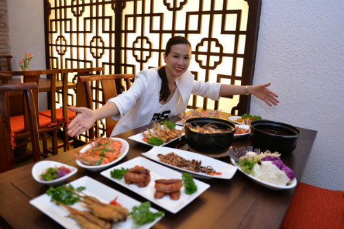Hoa hậu Thu Hoài với nhà hàng Vương quốc Tôm, các món được chế biến theo phong cách ẩm thực Đài Loan cũng "thuyết phục" được nhiều khách hàng khó tính.