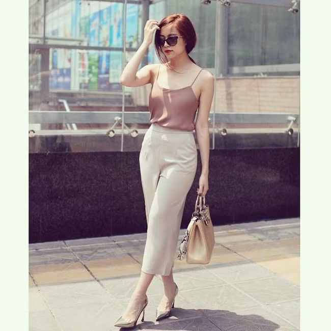 Ít ai biết rằng, Hoàng Thùy Linh có chiều cao chưa vượt qua 1m60. Tuy nhiên, cô nàng lại sở hữu vóc dáng cân đối và số đo ba vòng hoàn hảo.