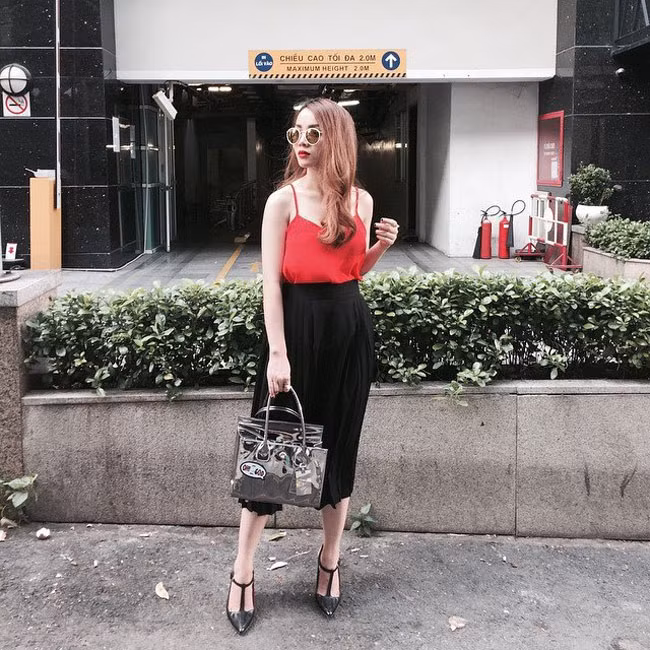 Cô được giới thời trang bình chọn là một trong những Fashionista nổi tiếng của giới trẻ. Yến Trang vẫn đốt mắt công chúng với phong cách gợi cảm, quyến rũ không kém các người mẫu
