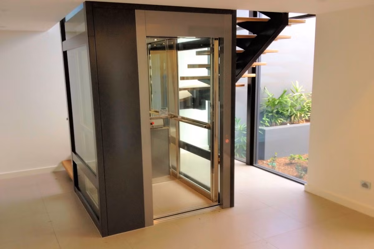 Khi sử dụng thang máy, nguy hiểm có thể xảy ra do thang máy đứt cáp (lâu không được bảo trì, cáp kém chất lượng hay trọng lượng chở quá mức cho phép).