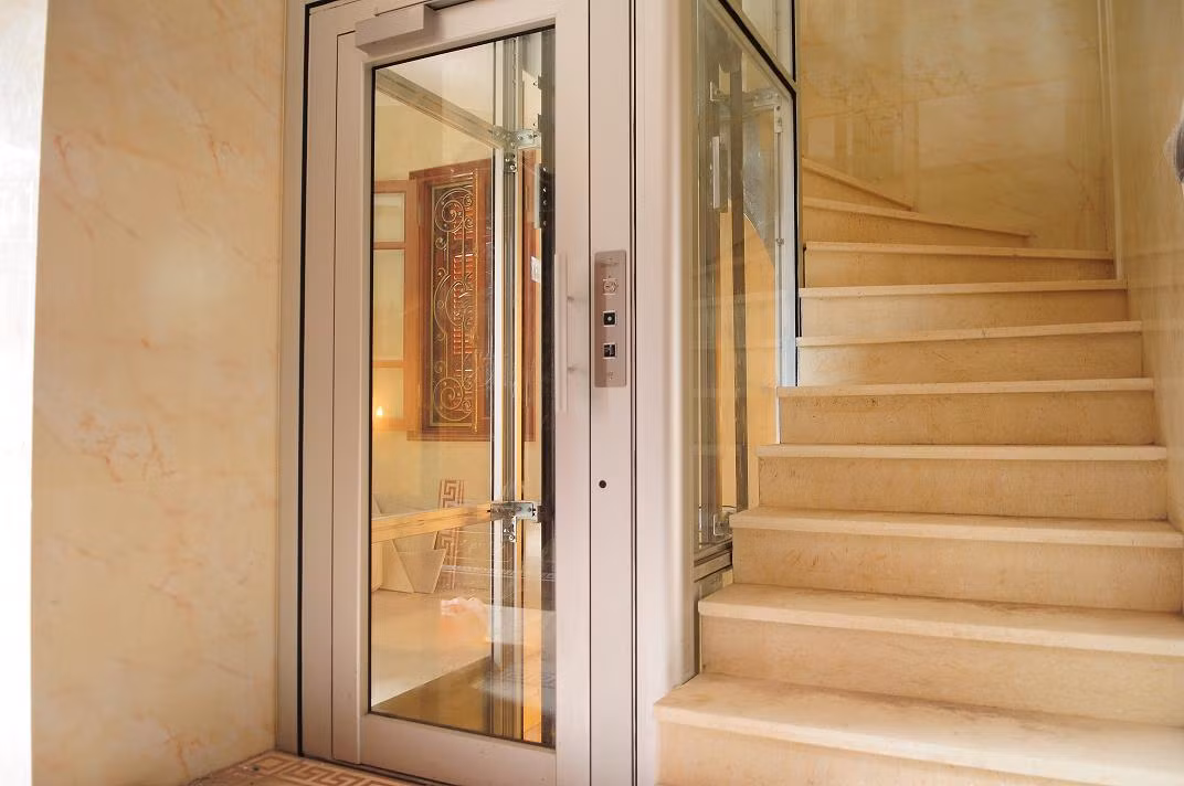 Do trục trặc, thang máy dừng và mở cửa không đúng tầng. Điều này hết sức nguy hiểm cho người sử dụng khi bước ra có thể bị hụt chân, xảy ra tai nạn đáng tiếc. Do đó, bạn nên quan sát khi cửa mở thang đã đến đúng tầng hay chưa.