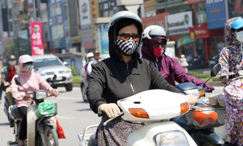 Một trong những vật bất ly thân của chị em phụ nữ khi ra đường chính là các món đồ chống nắng nóng, trong đó, áo chống nắng 2 lớp từ chất liệu vải, vải bò được chọn mua khá nhiều. Giá mỗi chiếc áo chống nắng dao động từ 130.000 - 180.000 đồng/chiếc.