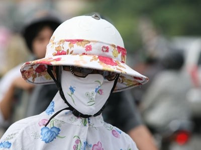 Một số loại vành mũ bằng vải được sử dụng để che nắng cùng mũ bảo hiểm khi ra đường.