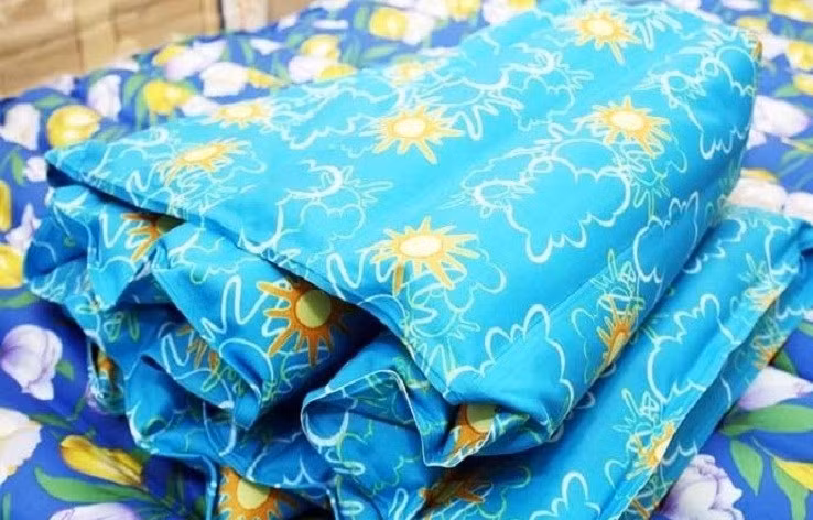 Gối nước mát có giá 45.00 - 50.000 đồng được nhiều gia đình chọn sử dụng để đối phó với nắng nóng.