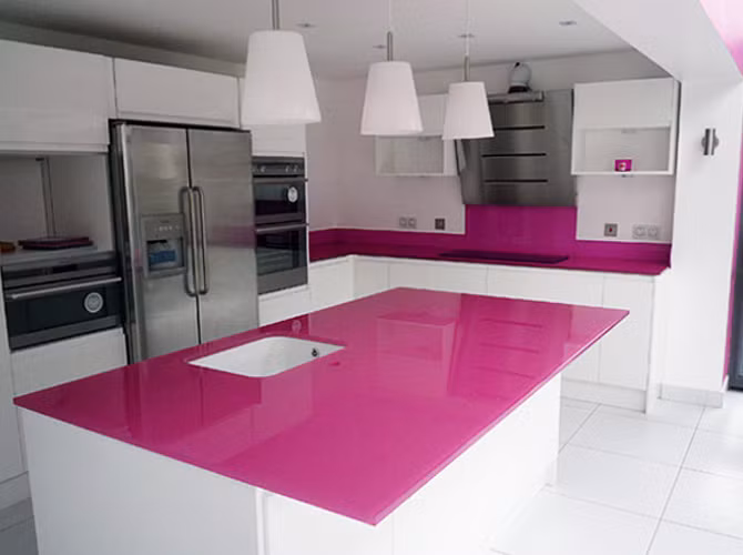 Tùy vào sở thích, hay yếu tố phong thủy, gia chủ có thể chọn những loại kính ốp cường lực cho nhà bếp với màu sắc khác nhau. Các tông màu nóng sẽ tạo điểm nhấn ấn tượng. Mặt bàn, tường khu bếp nấu có thể chọn màu kính cường lực ăn rơ với nhau.