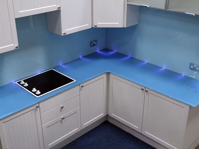 Ngoài yếu tố thẩm mỹ cho không gian, vật liệu này khá tiện khi cần lau chùi, làm sạch. Bề mặt kính dễ lai bằng những chất tẩy rửa chuyên dụng.