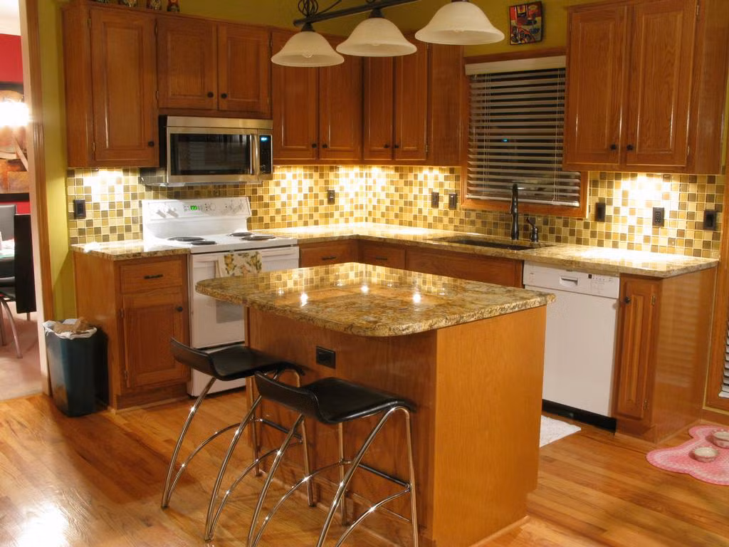 Chiếu sáng là giải pháp làm phần kính ốp thêm nổi bật và tạo điểm nhấn cho gian bếp.