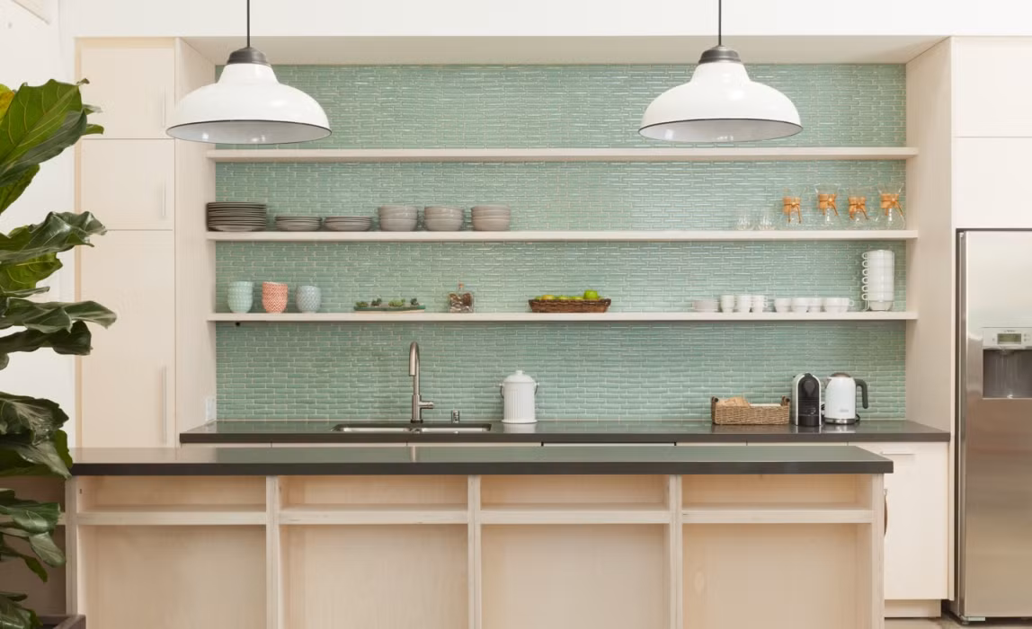 Bức tường nơi có các kệ để đồ được trang trí đẹp mắt nhờ kính ốp.