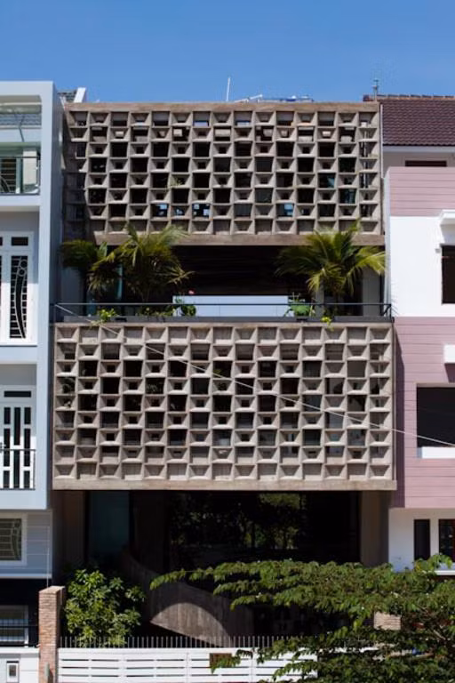 Tùy thiết kế, kiến trúc sư tạo dựng những loại lam khác nhau, về độ dày, hình dáng (đứng, ngang, chia ô nhỏ)... sao cho tương hợp với không gian riêng và tổng thể của ngôi nhà. Ngoài ra, có thể sử dụng hoa bê tông nhấn nhá cho ngôi nhà.