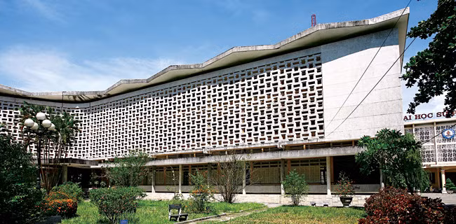 Lam chắn nắng một mặt giúp làm mát và tạo sự thông thoáng cho tòa nhà, mặt khác còn giúp giảm tiếng ồn hiệu quả, chắn bụi tốt.