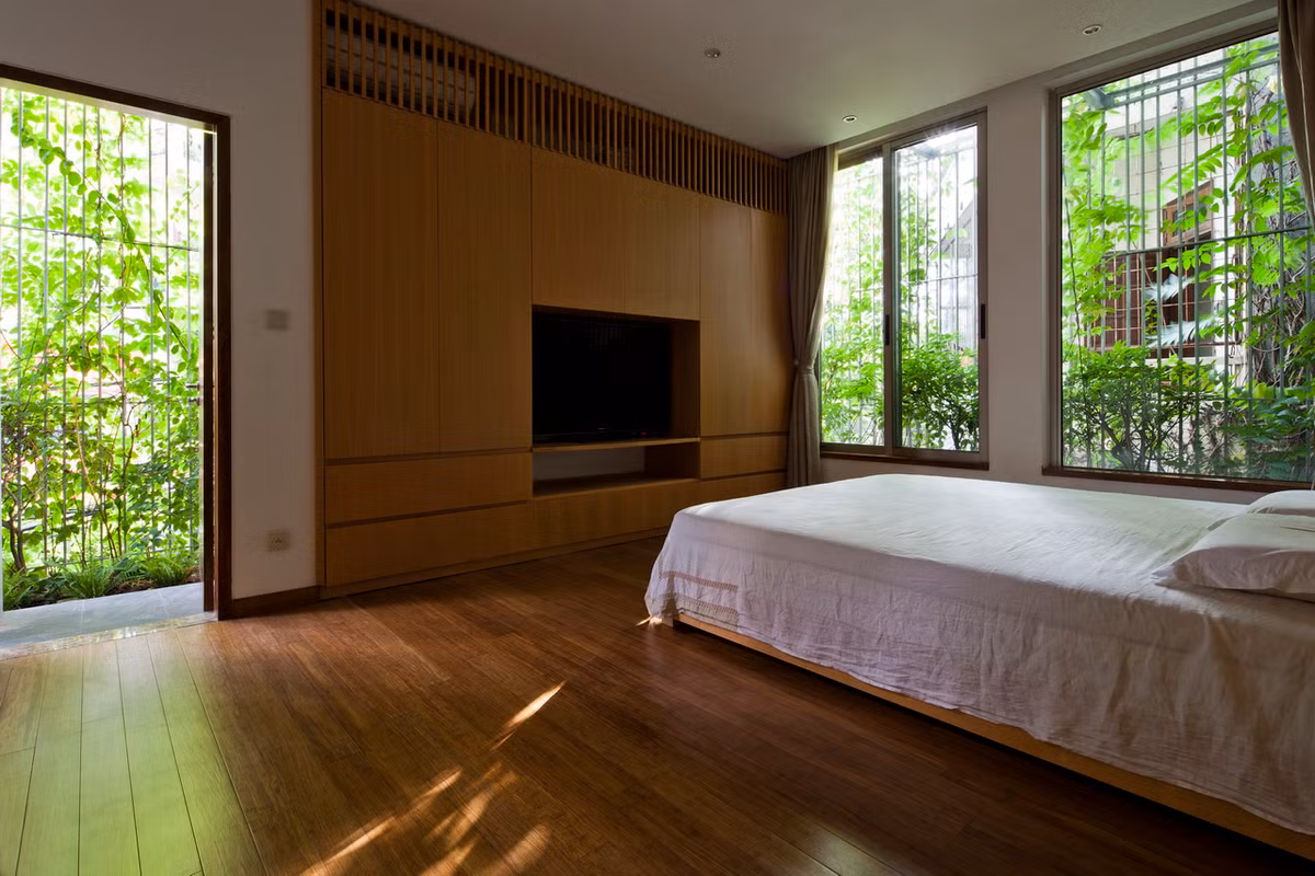 Nan che nắng bên trên trồng dàn hoa dây leo, kiểu trang trí này mang lại vẻ thẩm mỹ cao và gần gũi vừa cách nhiệt một cách tự nhiên, có thể tận dụng không gian này để có sân vườn cho nhà đô thị.