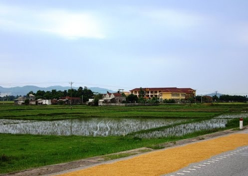 Ngoài ra, trung tâm xã có đường quốc lộ 1A đi qua. Khu chợ mới nằm khu vực trung tâm, thuận tiện cho việc trao đổi giao lưu mua bán hàng hoá.