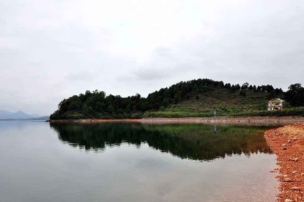 Tại Cẩm Xuyên, một trong ba xã được chọn triển khai dự án nuôi bò của bầu Đức, xã Cẩm Mỹ là xã có diện tích rộng nhất toàn huyện, chiếm gần 1/4 số đất toàn huyện. Tại đây, công trình Đại thủy nông Kẻ Gỗ đóng vai trò quan trọng đối với sự phát triển kinh tế, văn hóa, xã hội của vùng.