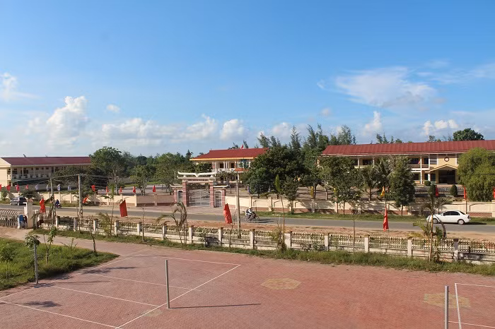 Xã Cẩm Hưng có lợi thế gần trung tâm huyện cách khoảng 2 km về phía đông có tuyến đường quốc lộ 1A đi qua.